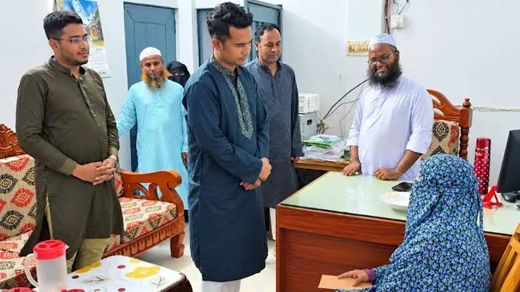পাবনায় আদালতের নির্দেশে বৃদ্ধা মায়ের ভরণপোষণ নিতে রাজি ছেলে, চাইলেন ক্ষমা