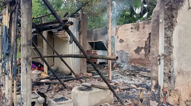 মধুপুরে দাদা-দাদিকে মারধরের পর ঘরে আগুন দেওয়ার অভিযোগ