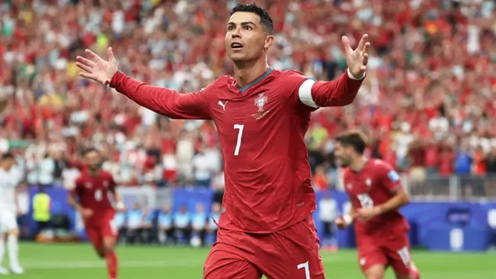 নিজেকে ইতিহাসের সেরা ফুটবলার মনে করেন রোনালদো, সাক্ষাৎকার মুছে দিল সিএনএন