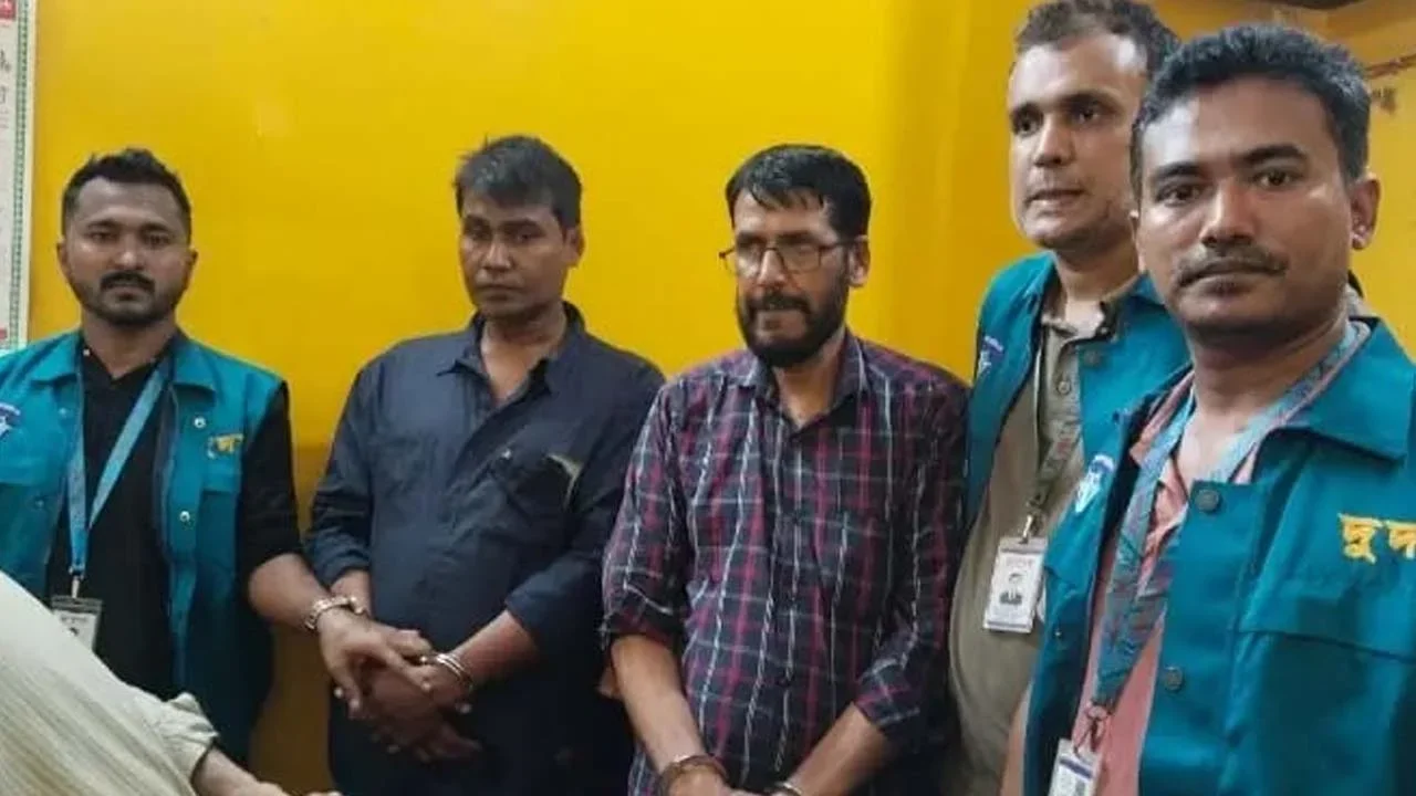 চট্টগ্রামে ২ লাখ টাকা ঘুষ নেওয়ার সময় সাব-রেজিস্ট্রারসহ তিনজন আটক