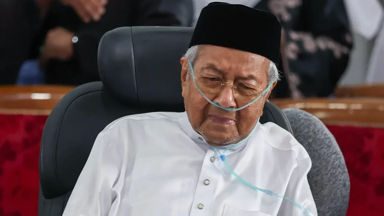 স্ত্রীর মৃত্যুর দুই দিন পর হাসপাতালে মাহাথির মোহাম্মদ
