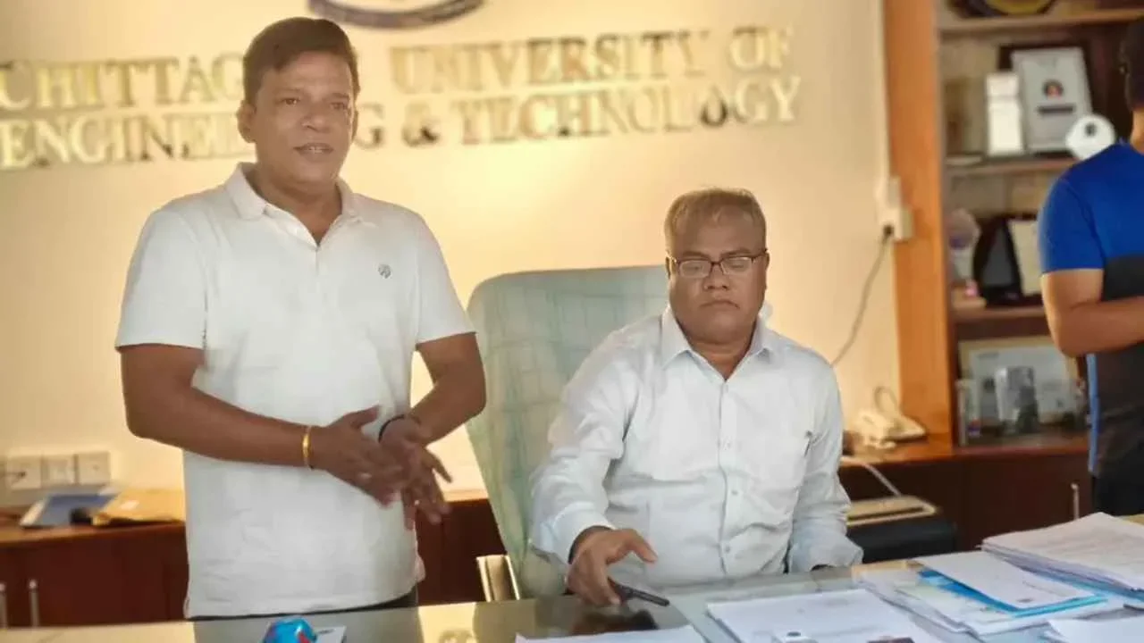 চুয়েটে তালা ভেঙে নিজের দপ্তরে প্রবেশ নতুন উপাচার্য শেখ শরীফুল আলমের