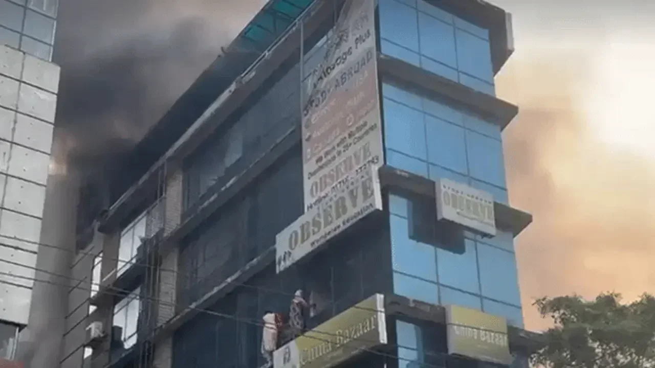 ধানমন্ডি আগুন, এপেক্স শোরুম, অগ্নিকাণ্ড, ফায়ার সার্ভিস, রাজধানীতে আগুন, ঢাকা