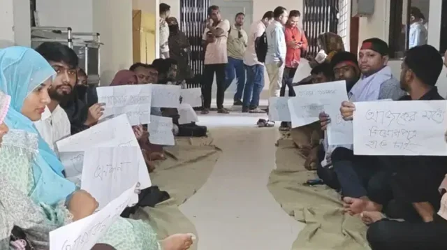 নিয়োগপত্র না পেয়ে জামালপুরে ৫১ সহকারী শিক্ষক প্রার্থীর অনশন