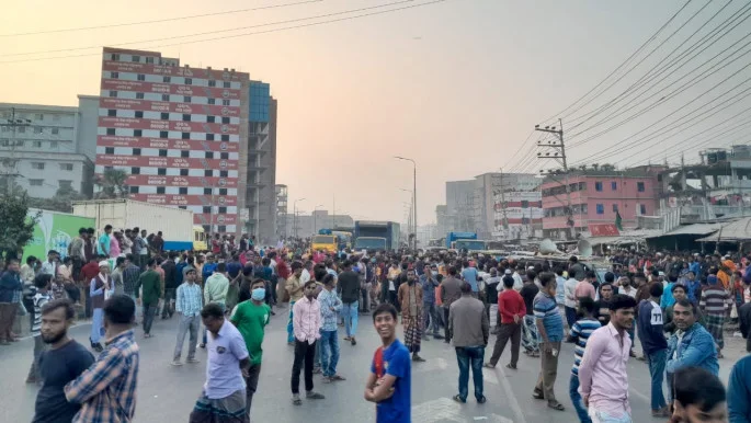 গাজীপুরে এএমসি নীট কম্পোজিট কারখানা খুলে দেওয়ার দাবিতে মহাসড়ক অবরোধ
