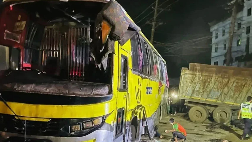 সীতাকুণ্ডে বাসযাত্রীদের চাপা দিল লরি, শিশুসহ নিহত ৫