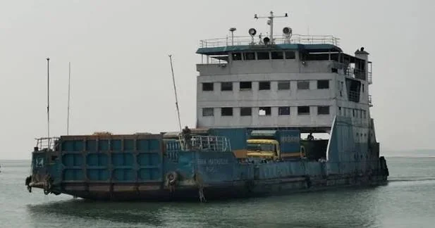 বৈরী আবহাওয়ায় দৌলতদিয়া-পাটুরিয়া নৌ রুটে লঞ্চ চলাচল বন্ধ
