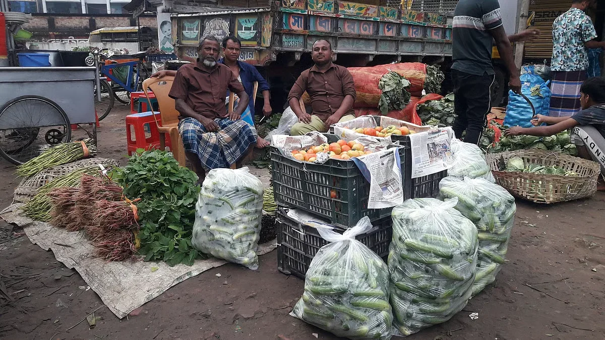মৌলভীবাজারে ভোরের সবজি হাটে প্রতিদিন বেচাকেনা ২৫ লাখ টাকা