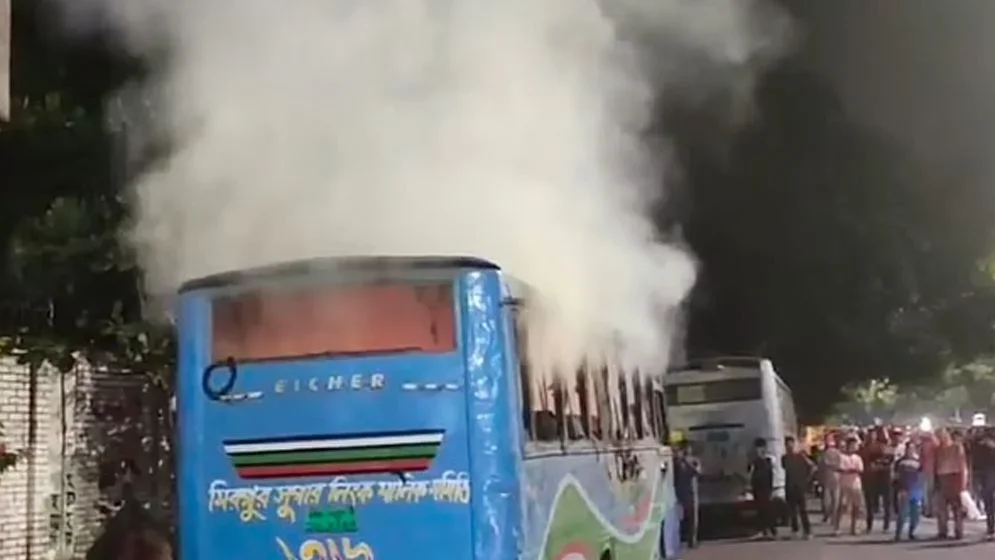 রাজধানীর বিভিন্ন এলাকায় ককটেল বিস্ফোরণ, তিন বাসে আগুন