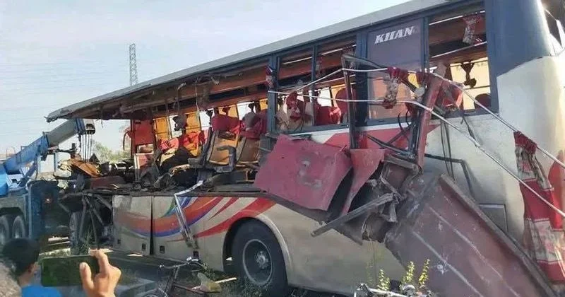 মিঠাপুকুরে ডাম্প ট্রাকের পেছনে বাসের ধাক্কা, নিহত ৪
