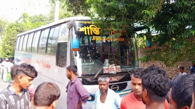 জামালপুরে বাসচাপায় শাশুড়ি-পুত্রবধূ নিহত, হেলপার আটক