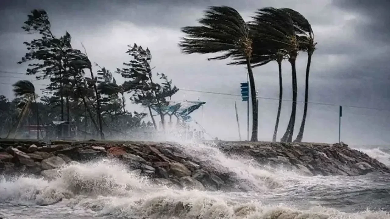 ১৫ অঞ্চলে ৮০ কিলোমিটার বেগে ঝড়ের আভাস, নৌবন্দরে ২ নম্বর সতর্ক সংকেত