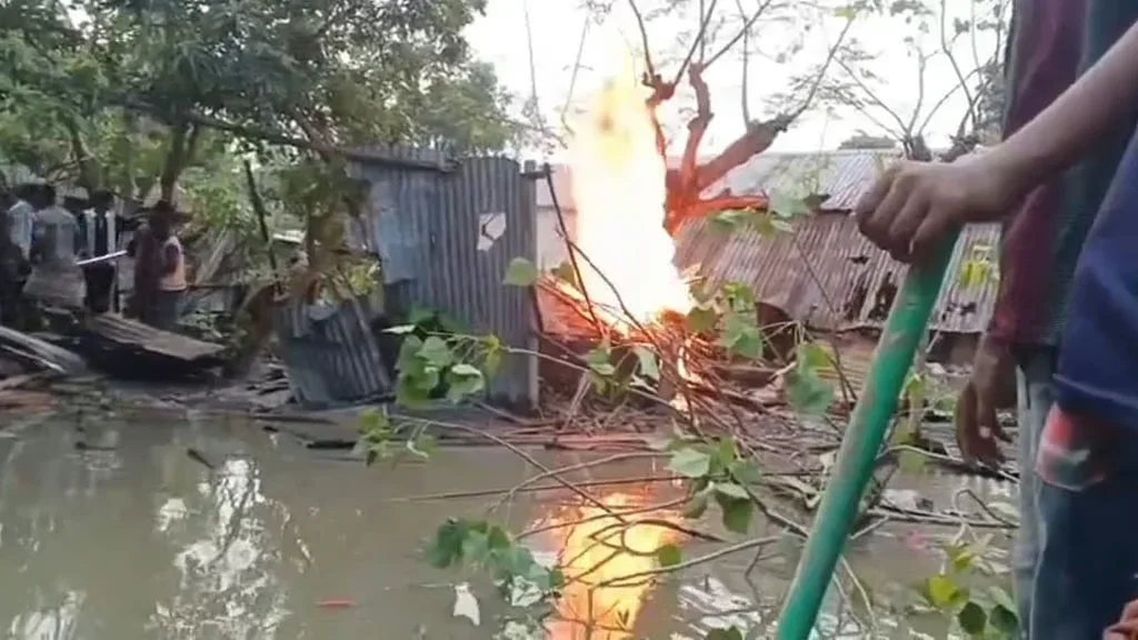 পাবনায় শিশুকে ধর্ষণের চেষ্টার অভিযোগ, চায়ের দোকানে আগুন