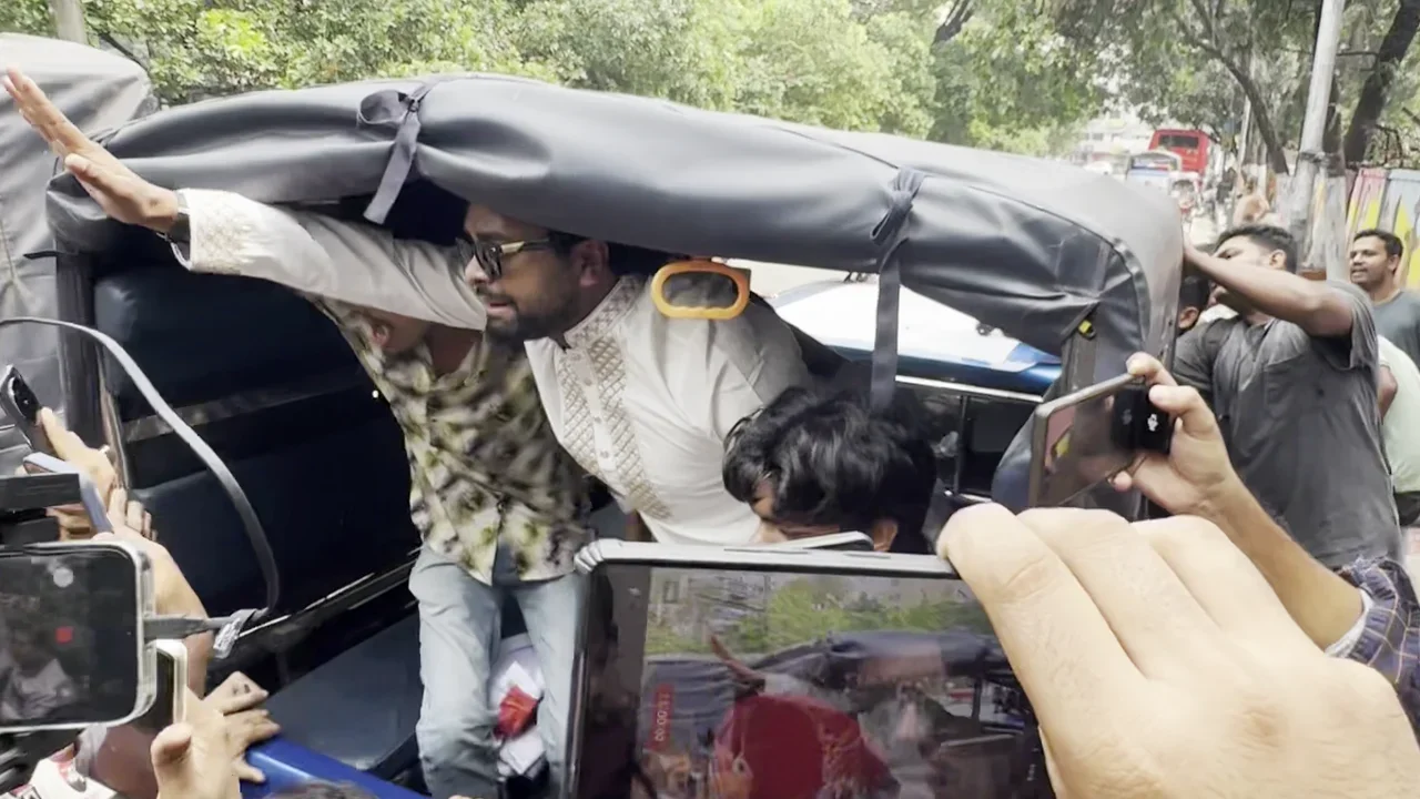 রবীন্দ্রনাথের গ্রাফিতিতে চুনকালি দিতে গিয়ে আটক রাষ্ট্র সংলাপ ফোরামের সদস্যসচিব