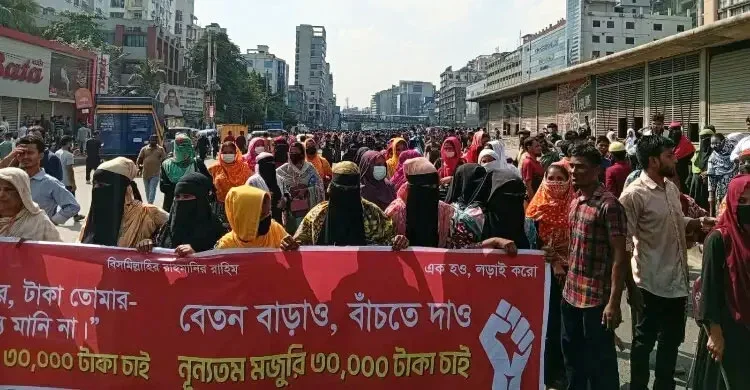 বকেয়া বেতন ও মজুরি বৃদ্ধির দাবিতে উত্তরা আজমপুরে পোশাকশ্রমিকদের সড়ক অবরোধ