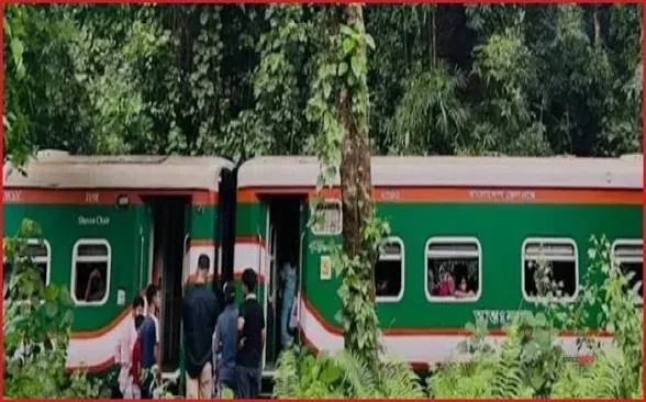 লাউয়াছড়ায় পাহাড়িকা এক্সপ্রেসের হুক ছিঁড়ে সিলেটের সঙ্গে রেল যোগাযোগ বিচ্ছিন্ন