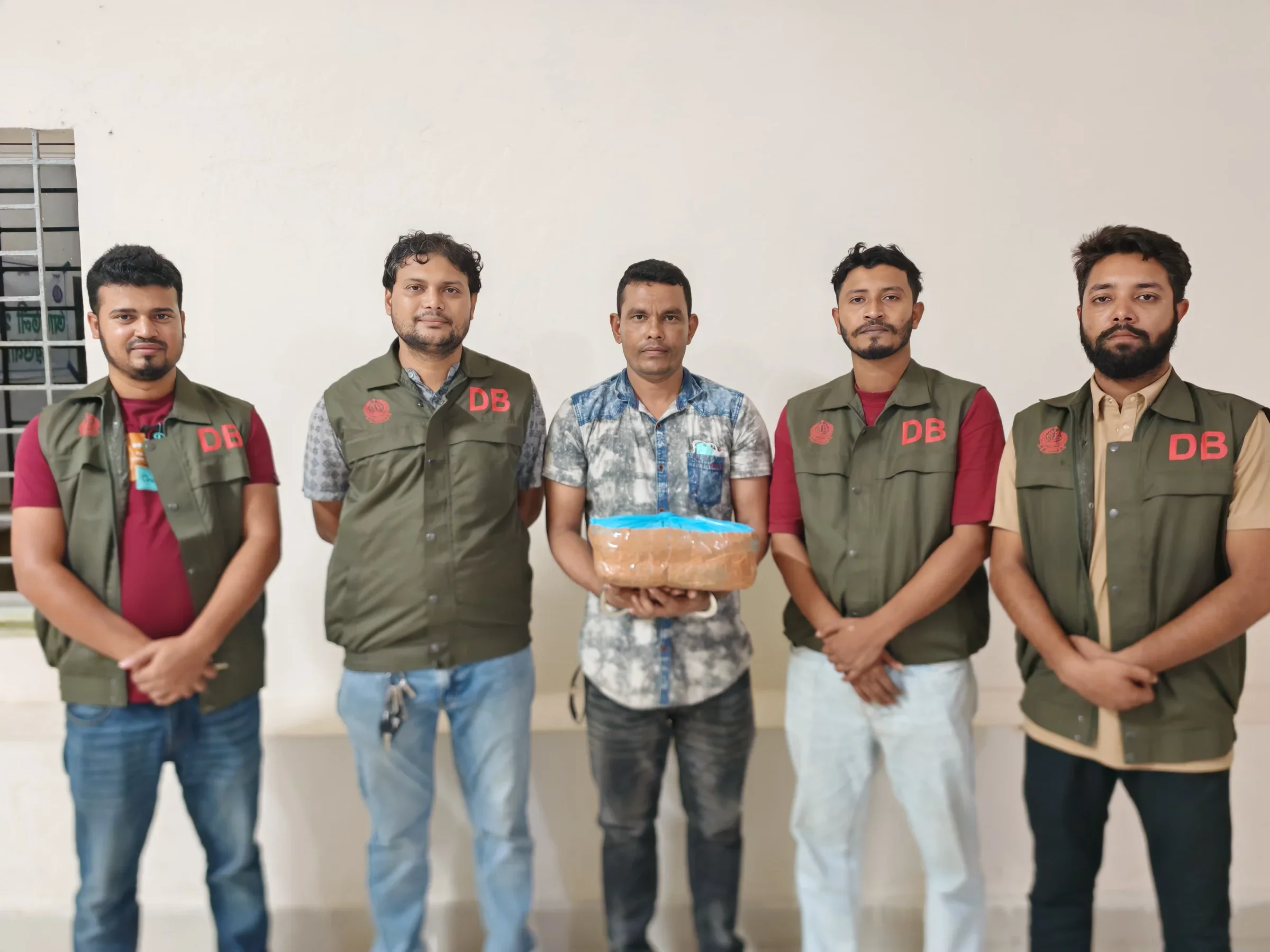 বরগুনায় দুই কেজির বেশি গাঁজাসহ যুবক গ্রেপ্তার