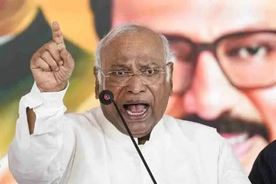 বিহারের সভায় খাড়গের মন্তব্য, ‘মোদির বাপও যাবে’ ঘিরে বিতর্ক Meta Tag