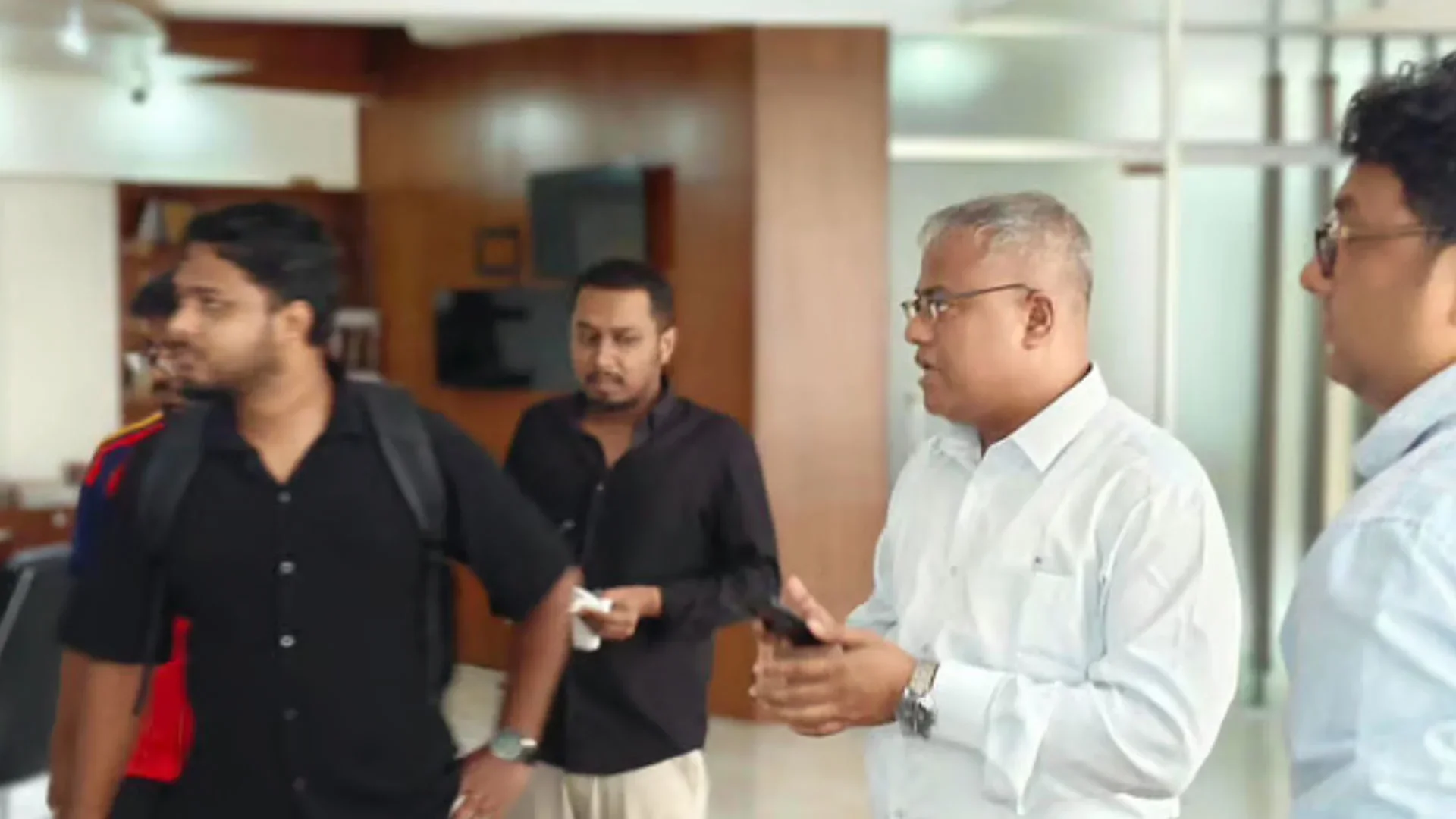 চুয়েটে ২২ দিনের অচলাবস্থা, নতুন উপাচার্যকে অবরুদ্ধ করে রেখেছেন শিক্ষার্থীরা
