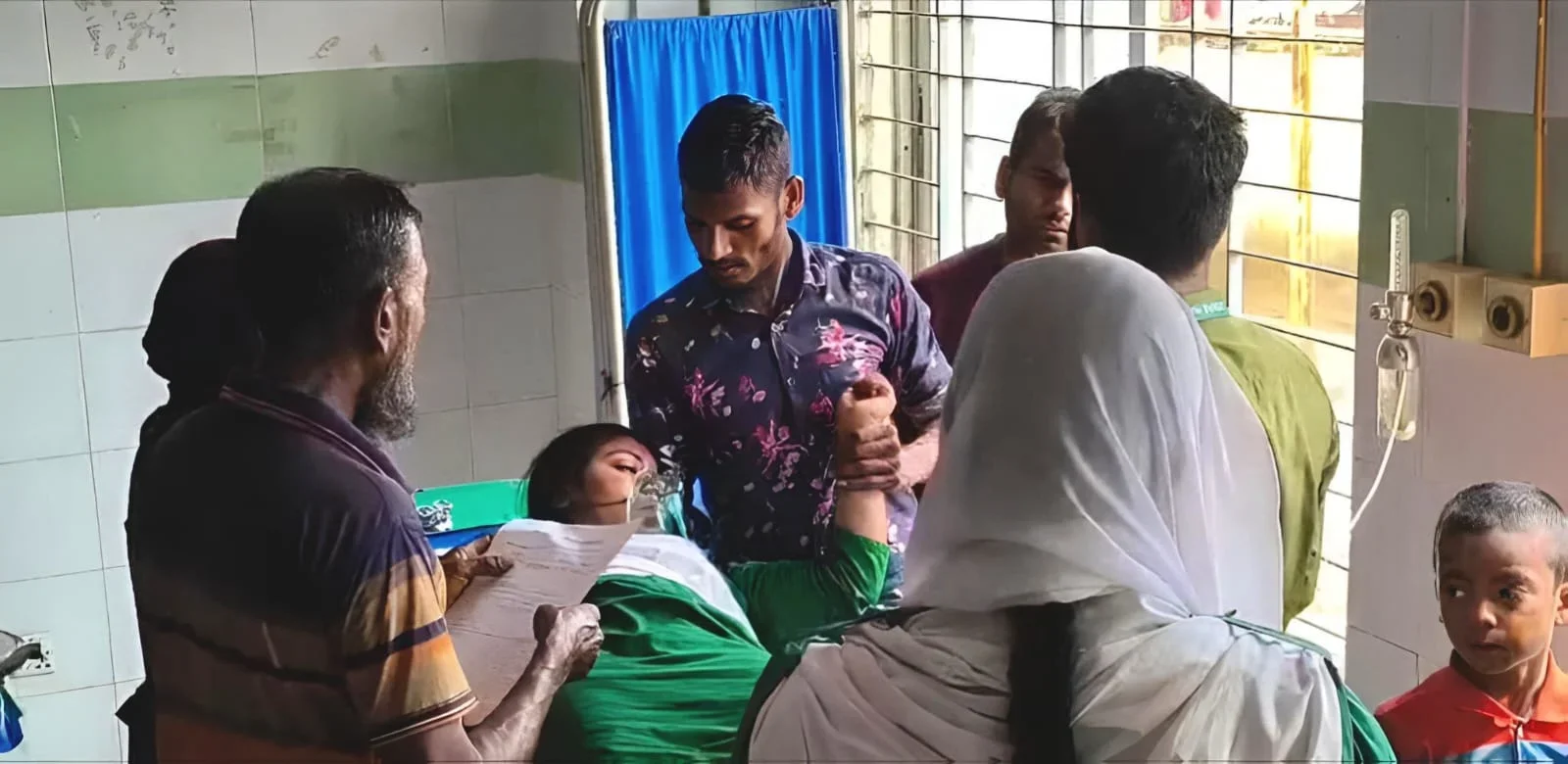 বরগুনায় ক্লাসরুমেই আতঙ্ক: একজনের শ্বাসকষ্ট দেখে একে একে অসুস্থ ২০ শিক্ষার্থী