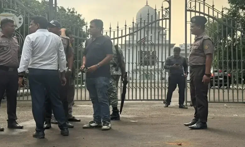 ওবায়দুল কাদেরসহ ৭ জনের মৃত্যুদণ্ডের রায়ের পর সুপ্রিম কোর্টের সামনে ককটেল বিস্ফোরণ