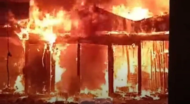 চকবাজারে মনজুর খান প্লাজার আগুন নিয়ন্ত্রণে, কাজ করেছে ফায়ার সার্ভিসের ১১ ইউনিট