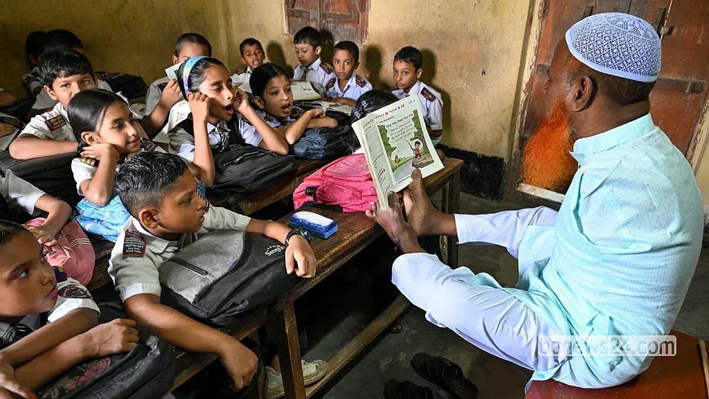 দুই হাত ছাড়াই পায়ে লিখে পাঠদান, দুখু মিয়ার পাশে দাঁড়াল নরসিংদী জেলা প্রশাসন