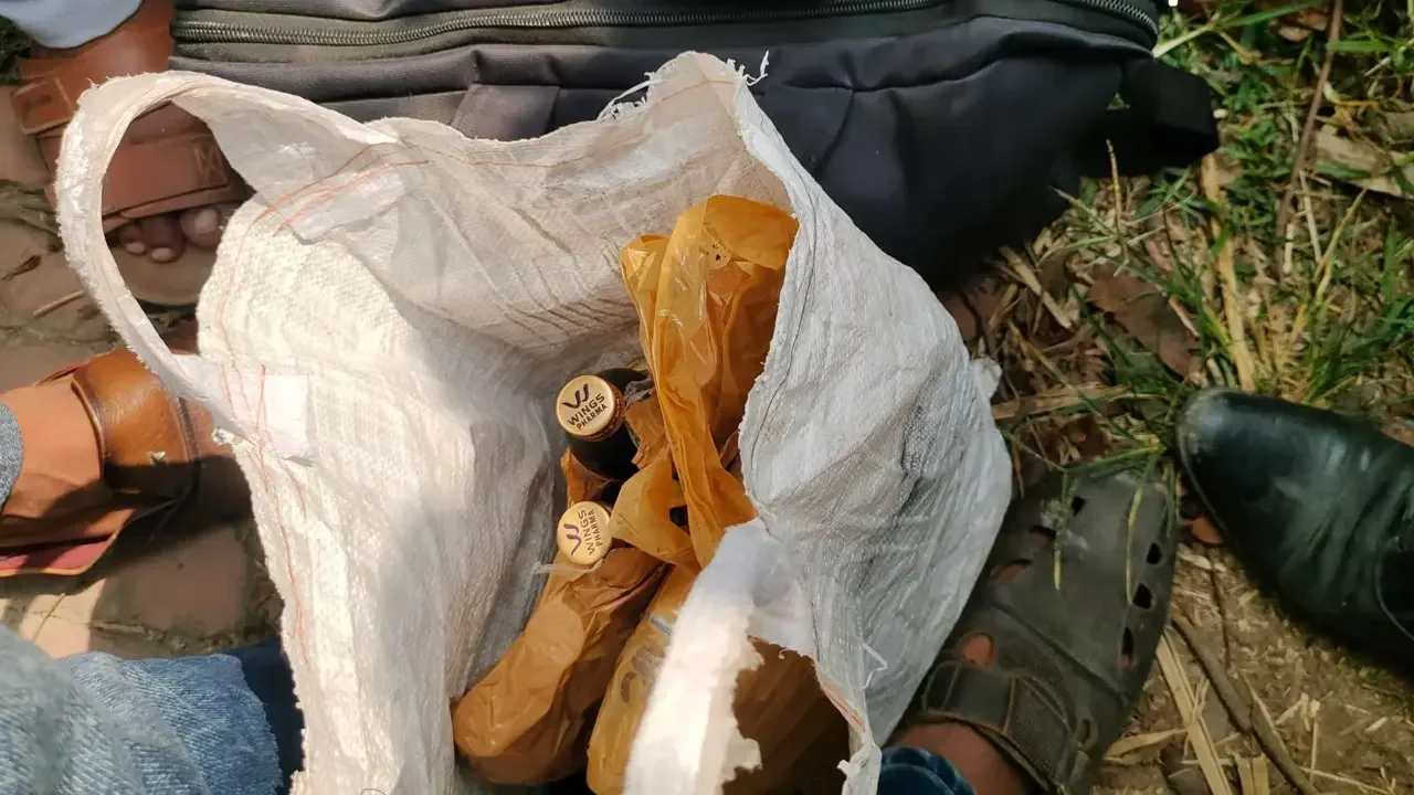 মাদারীপুরে মোটরসাইকেল দুর্ঘটনার পর ৬০ বোতল এসকাফ সিরাপসহ দুইজন আটক