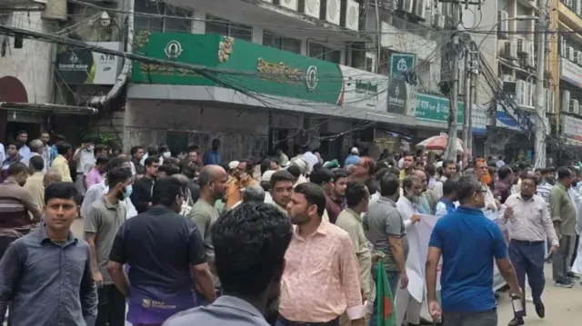 ইসলামী ব্যাংকের সামনে চাকরিচ্যুত কর্মকর্তা ও গ্রাহক ফোরামের সংঘর্ষ, আহত ২৫