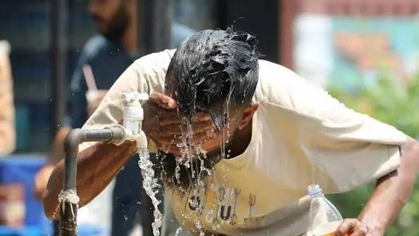 ভ্যাপসা গরমে অস্বস্তি, কমেছে বৃষ্টির প্রবণতা
