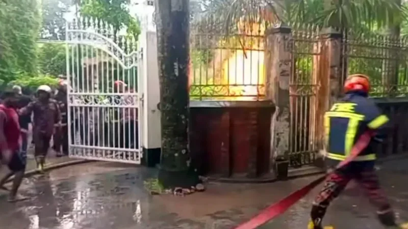 সিরাজগঞ্জে বজ্রপাতে মন্ত্রীর বাসভবনের গ্যাসলাইনে আগুন