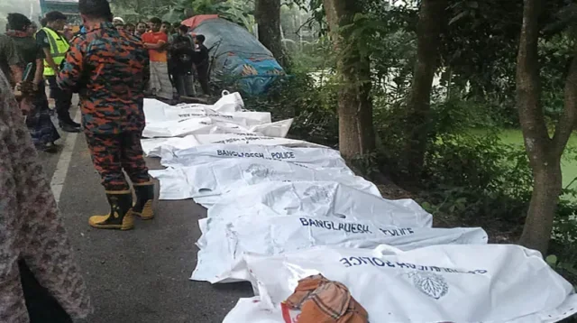 নাটোরে বাস-ট্রাক মুখোমুখি সংঘর্ষে নিহত ১৩, আহত অন্তত ২৫