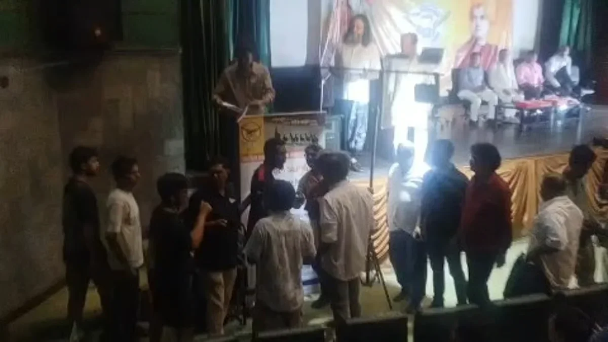 এসআরএফটিআইয়ে অনুষ্ঠান ঘিরে শিক্ষার্থী-আয়োজকদের সংঘর্ষ, আহত অনেকে