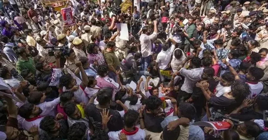 সিইসির পদত্যাগের দাবিতে উত্তাল দিল্লি, আটক প্রায় ৬ হাজার বিক্ষোভকারী