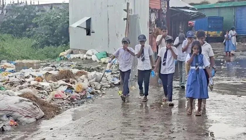 গোয়ালঘরের বর্জ্য ও দুর্গন্ধে পাঠদান ব্যাহত, ভোগান্তিতে জামালপুরের শিশুরা