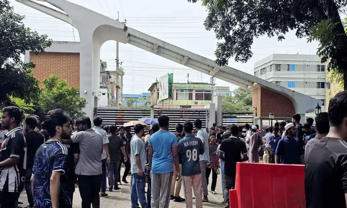 চুয়েটে উপাচার্য পুনর্বহালের দাবিতে সর্বাত্মক অবরোধ, শিক্ষক-শিক্ষার্থীদের আন্দোলন