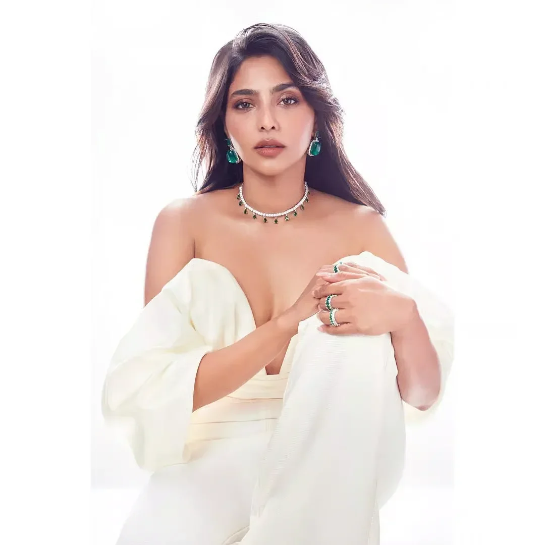 পোশাক নয়, আলোকচিত্রীদের আচরণে অস্বস্তি: ঐশ্বরিয়া লক্ষ্মী