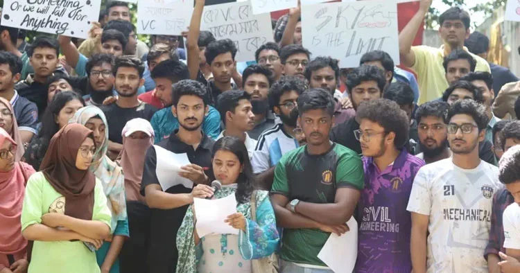 চুয়েটে উপাচার্য পুনর্বহালের দাবিতে শাটডাউন, স্থগিত ৬ বিভাগের পরীক্ষা