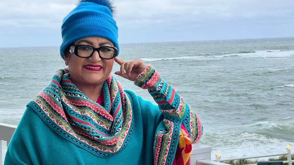 কানাডার পথে ববিতা, গাড়ির স্টিয়ারিংয়ে রাজ্জাকের নাতনি ঐশী