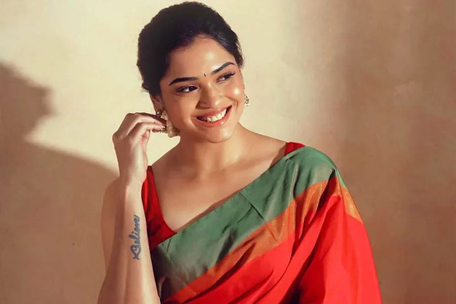 ব্যবসায়ীকে মারধর করে সাড়ে ৫ লাখ রুপি চাঁদা, অভিনেত্রী গ্রেপ্তার