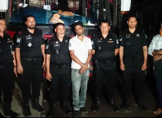 বাসে জিম্মি করে ৫ লাখ টাকা মুক্তিপণ দাবি, র‍্যাবের অভিযানে মূল হোতা আটক