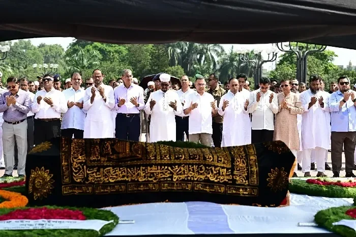সালাহউদ্দিন আহমেদের জানাজায় প্রধানমন্ত্রী তারেক রহমান